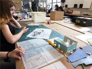 in der Werkstatt der HTW 14_Bach_Moebelbau_an_der_HTW