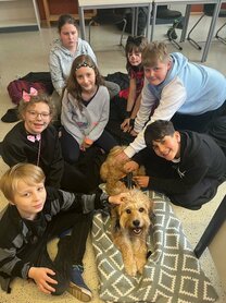 Caramello_mit_den_Mitgliedern_der_Schulhunde_AG