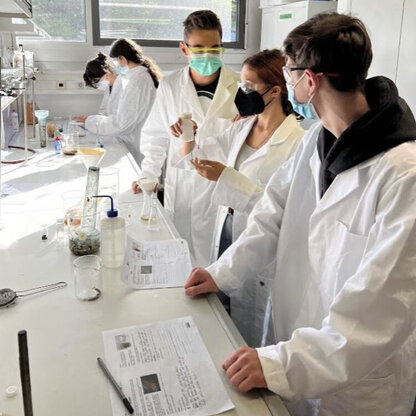 Schüler beim Experimentieren 20220906_NanoBioLab_8