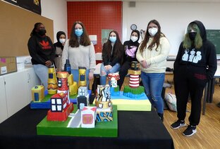 Ein Teil des PK7 mit ihrem Werk Praktikum_Kunst_7_HBS